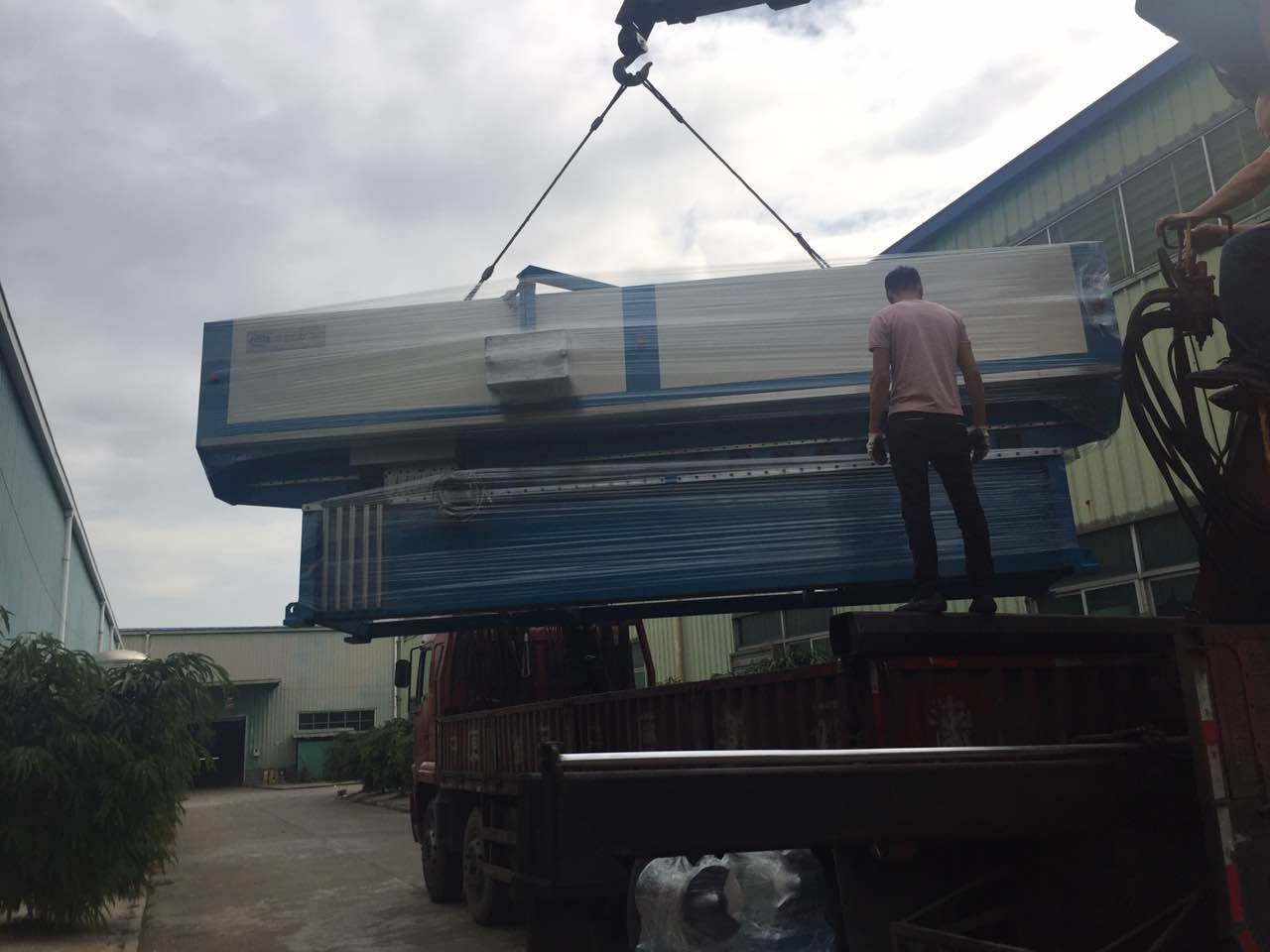 佛山力源市場晝夜引進兩臺國輝刨槽機