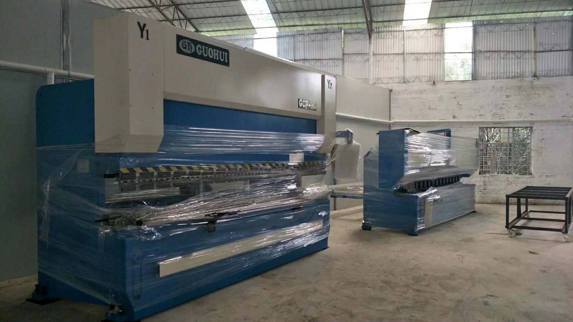 十月，金秋送爽，國(guó)輝送機(jī)