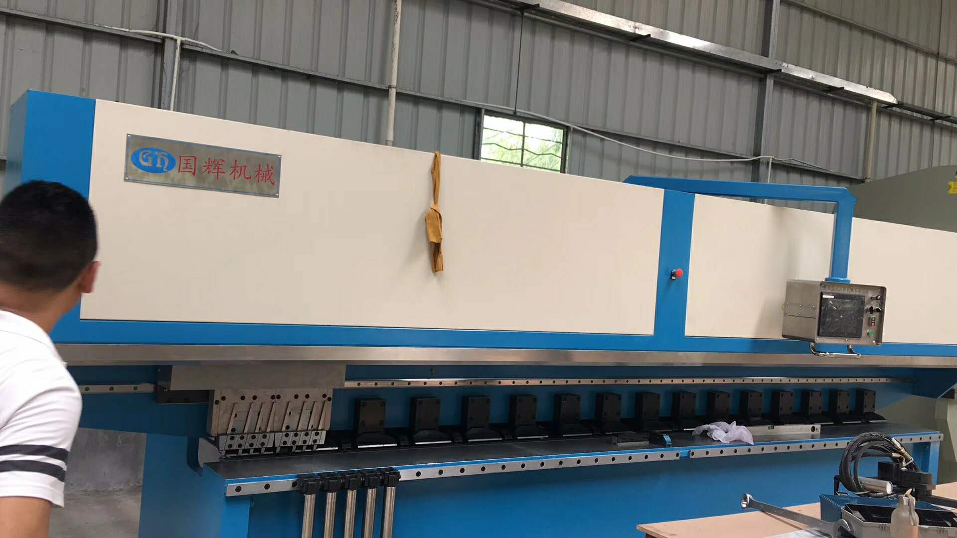 熱烈歡迎泰國(guó)客戶來(lái)訪驗(yàn)收設(shè)備-國(guó)輝刨槽機(jī)